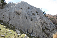 Aficionados a la escalada practicando este deporte.