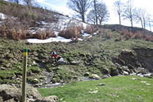 Después de cruzar el torrente subimos unos metros.