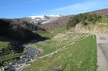 Seguimos la carretera hasta el refugio de Linza.