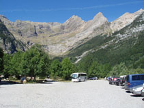 El aparcamiento del valle de Pineta. Al fondo se ve el circo de Pineta.