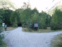 Cruce de caminos. Dejamos el senderó que se desvía hacia la derecha y continuamos recto hacia arriba.