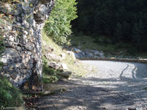 La pista va remontando el valle y se acerca al barranco de los Churros.