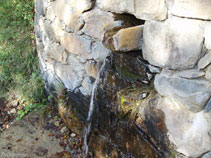 Fuente de agua fresca situada antes del barranco.