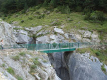 Puente que cruza el espectacular barranco de los Churros, por donde bajan las aguas del Cinca.