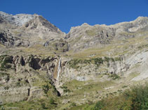 Al O ya vemos la espectacular cascada del Cinca, hacia donde nos dirigimos.