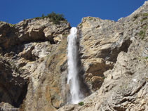 Desde debajo de la cascada vemos como cae el chorro de agua.