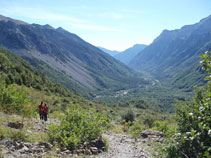 Al fondo se ven las profundidades del antiguo valle glaciar de Pineta y un curso de agua plateado, el mismo río Cinca.