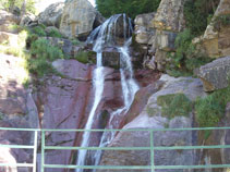 Puente sobre la cascada de Lalarri.