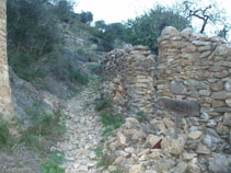 El camino está poco cuidado, hay muchas piedras