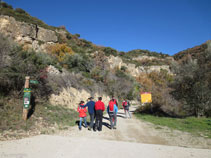 Iniciamos la excursión andando por la pista de tierra.