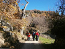 Los primeros pasos de la ruta transcurren por la pista.