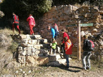 Dejamos la pista e iniciamos la subida por el camino viejo al castillo de Sant Gervàs.