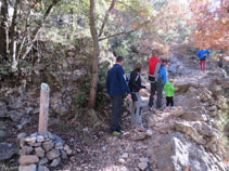 El camino hace algunos rodeos protegido con viejos muros de piedra seca.