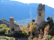 La torre circular central y una de las torres semicirculares del castillo de Sant Gervàs que aún siguen en pie. 