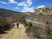 El camino es ancho y llano y progresa por la orilla izquierda del río Noguera Ribagorzana.