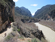 A medida que avanzamos, el valle se va estrechando.