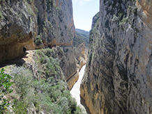 Si el pantano tiene poca agua, podemos distinguir el camino viejo del desfiladero, que pasa por debajo del nuevo (por donde avanzamos nosotros).