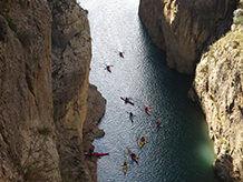 Grupo de personas en kayak.