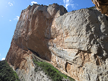 Podemos observar los pliegues y cabalgamientos de la pared de Aragón.