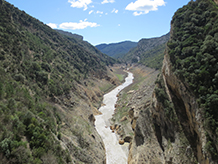 Saliendo del desfiladero, seguimos el curso del río Noguera Ribagorzana.