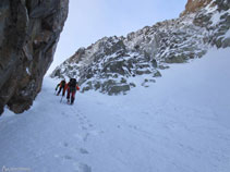 Las paredes de roca y la nieve otorgan un auténtico ambiente alpino al corredor.