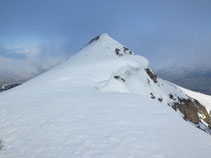 A la salida de la canal, el pico de Cambre d´Aze Occidental (2.711m) nos queda a la derecha.