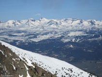 El Carlit sobresale por encima de las demás cumbres, es el pico más alto de la región.