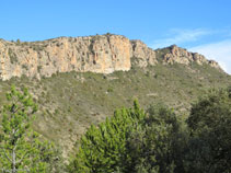 Bonitas paredes a nuestra izquierda, "Els Serrats de Goberra".