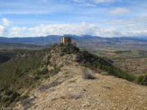 El castillo encima de la colina dominando la Conca Dellá.