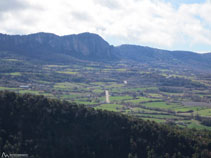 El Roc de Benavent y el puerto de Comiols.