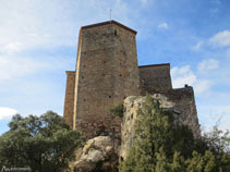 Hay que bordear el castillo por la derecha.