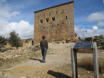 Fachada principal del castillo de Llordá.