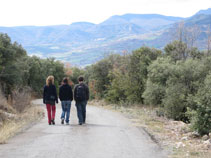 Bajando por la pista, inicialmente asfaltada y después de tierra, hacia Llordá.