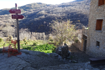 Bajamos por entre casas y huertos hacia el fondo del valle.