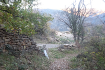 El camino pasa junto a una pista y una cantera (izquierda).