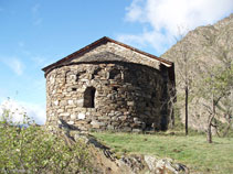 Ábside de la ermita con una ventana con un arco de medio punto