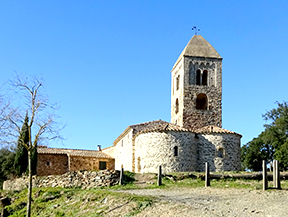 Iglesia y dólmenes de Fitor desde Fonteta