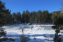 Lago del Orri ("Estany de l´Orri"). Un grupo de excursionistas se atreven a cruzarlo por encima del hielo.