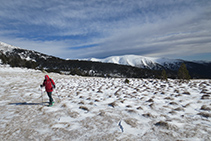 Al fondo, detrás nuestro, la Carbassa (2.735m), pico situado al otro lado (E) del valle de la Llosa.