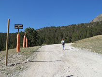 La pista empieza a subir hacia los lagos de Pessons.