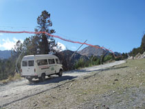 El taxi-bus es una buena opción en verano si queremos ahorrarnos el tramo de pista hasta el lago Primer de Pessons.