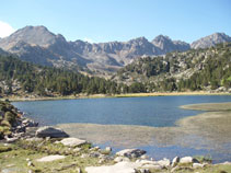 Lago Primer de Pessons con las montañas que rodean el circo delante nuestro.