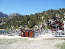 El bar con la terraza junto al lago de Pessons.