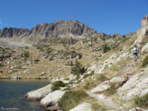 El sendero bordea el lago por la derecha.