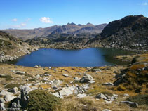 Vista del lago de Meligar desde la subida hacia el lago de Les Fonts.