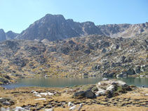 Lago de Les Fonts con el pic de Pessons y el collado de Pessons al fondo.