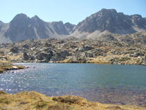 Lago sin nombre entre el lago de Meligar y el lago de Les Fonts.