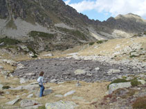 Andamos junto a una pequeña laguna (en nuestro caso la encontramos sin agua, depende de la época en que realicemos la excursión)