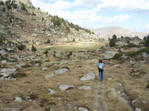 Llanura con una pequeña laguna.