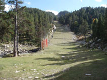 Vista hacia arriba de la pista de esquí, nosotros la tomaremos de bajada.